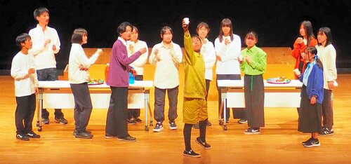 大舞台での演技を楽しむ高校生たち