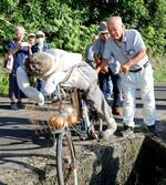 　「大崎事件」の現地調査を行う原口アヤ子さんの支援者ら＝１２日午後、鹿児島県大崎町