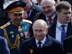 　９日、モスクワの赤の広場で開催された対ドイツ戦勝記念の軍事パレードに参加したロシアのプーチン大統領（手前）とショイグ国防相（左）ら（ロイター＝共同）