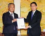 　合意文書を交わす日本維新の会の馬場代表（左）と岸田首相＝３１日午前、国会