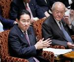 　参院予算委に臨む岸田首相。右は鈴木財務相＝２８日午後