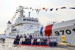 　追加供与されるのと同型の大型巡視船の前で記念撮影に応じる岸田首相（前列中央）ら＝４日、マニラ（共同）