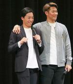 　ＤｅＮＡ・京田（右）とトークショーに参加した中日・岡林＝１７日、名古屋市