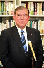 著書発売に際し、記者団の取材に応じる石破氏＝７日、国会内