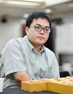 　第７８回全日本アマチュア将棋名人戦で優勝した東京代表の関矢寛之さん＝１５日、東京都港区