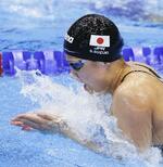 　女子１００メートル平泳ぎ決勝　力泳する鈴木聡美＝マリンメッセ福岡