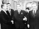 　１９７３年１０月、ソ連を訪問、ブレジネフ書記長（中央）と歓談する田中角栄首相（左端）＝モスクワのクレムリン（ＡＰ＝共同）
