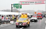 開通を祝うパレードで出雲湖陵インターチェンジを出発する車両＝２日、出雲市湖陵町三部