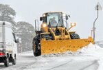 美方郡内では除雪車がくまなく巡回し、除雪作業に当たった＝１０日、香美町香住区中野