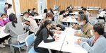「さかいみなと日本語クラス」で交流する外国人参加者と日本人ボランティア＝２１日、鳥取県境港市昭和町