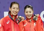 　バドミントン女子ダブルスで銅メダルを獲得し、笑顔の志田千陽（右）と松山奈未＝パリ（共同）