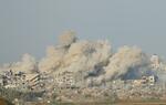 　１５日、イスラエル軍とハマスの戦闘が続くガザ地区から立ち上る煙（ロイター＝共同）