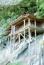 神社本殿形式の建築物として日本最古であることが分かった三徳山投入堂＝鳥取県三朝町