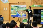 野菜が育つ場所について説明する学生＝１９日、倉吉市の鳥取短期大