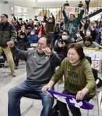 　青森県五所川原市で行われたパブリックビューイングで、尊富士の優勝を喜ぶ祖父工藤弘美さん（手前左）と祖母洋子さん（同右）ら＝２４日午後
