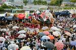 　大阪府河内長野市の市制７０周年を祝って行われた山車のパレード＝１９日午後