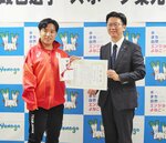 伊木市長（右）からスポーツ栄光賞を授与された高橋選手＝１７日、米子市役所