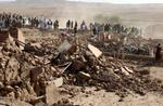 　８日、アフガニスタン西部ヘラート州で、地震の被災者を捜索する人たち（ＡＰ＝共同）