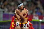 　杭州アジア大会の女子１００メートル障害決勝後、抱き合う林雨薇選手（左）と呉艶ニ選手＝１日、中国・杭州（ＡＰ＝共同）