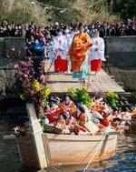 　和歌山市の淡嶋神社で行われた、子どもの成長や幸せを願う神事「ひな流し」で、小舟で海へと送り出されるひな人形＝３日午後
