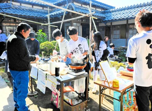 飲食ブースで調理や接客をこなす子どもたち