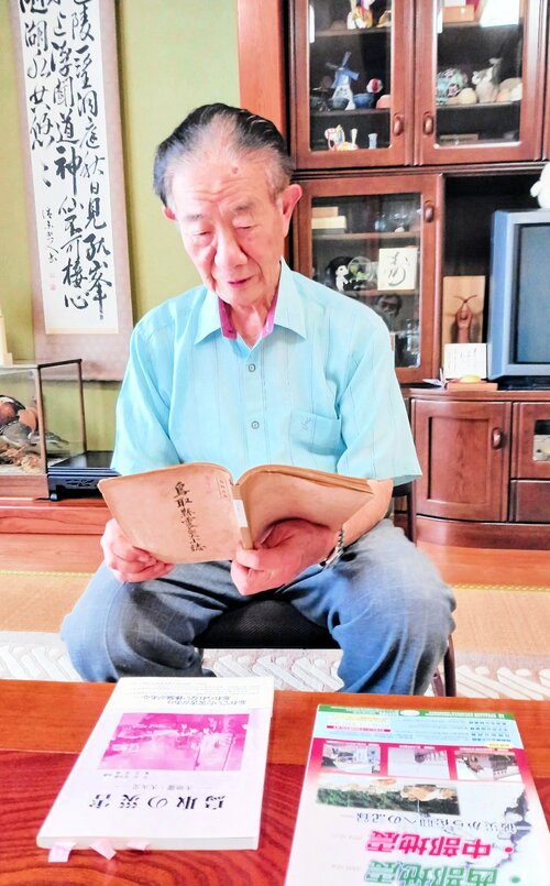 震災当時の思い出を振り返る清末さん＝鳥取市元町の自宅で