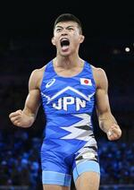 　男子グレコローマン６０キロ級準決勝　決勝進出を決め、雄たけびを上げる文田健一郎＝パリ（共同）