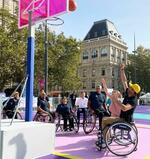 　「パラリンピック祭」で車いすバスケットボールを体験するフランスのマクロン大統領（奥中央）＝８日、パリ