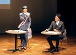 　警視庁立川署の一日署長に就任した歌手のはいだしょうこさん。右はサポート役を務める俳優の原田龍二さん＝１１日午後、東京都国立市
