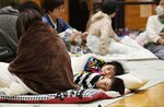 余震が続く中、避難所で横になる子どもたち＝2016年10月21日、倉吉市