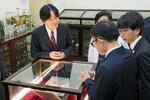 　自然科学大学生物学博物館で、上皇さまが寄贈したハゼの標本の展示を見られる秋篠宮さま＝２３日午前、ハノイ（代表撮影・共同）