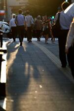 　夕暮れの川崎市の繁華街を歩く人たち＝２４日