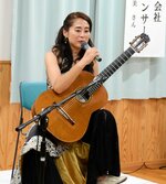 海外公演の思い出を交えながら美しい演奏を披露する河野さん