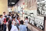 　中国人民抗日戦争記念館で展示を見学する子どもたち＝３日、北京（共同）