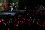 　日比谷公園大音楽堂のライブで、詰めかけたファンに大きく手を広げる伊藤蘭さん＝２０２３年１０月２１日、東京都千代田区