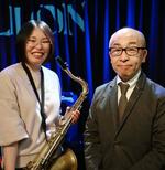 　三田浩司さん（右）と白瀬晴花さん＝２０２４年３月、大阪市北区のジャズクラブ「ガロン」