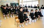 　飯田小の入学式で名前を呼ばれて立ち上がる新１年生＝５日午前、石川県珠洲市