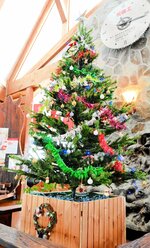 きらびやかな雰囲気のクリスマスツリー＝２３日、新温泉町湯のログハウス・カナダ