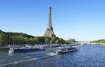 　パリ五輪開会式の運営テストで、パリ中心部のセーヌ川を進む船団＝２０２３年７月（共同）