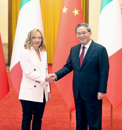 　イタリアのメローニ首相（左）と握手する中国の李強首相＝２８日、北京の人民大会堂（新華社＝共同）