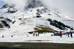 　一部で山肌が見えるピレネー山脈のスキー場＝３月、フランス・バニェールドビゴール（共同）