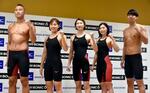 　水着発表会に出席した競泳の池江璃花子（中央）、渡辺一平（右端）ら＝３０日、東京都内