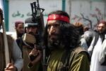　アフガニスタンの首都カブールで銃を持つタリバン支持者＝２０２３年８月（ゲッティ＝共同）