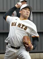 　ブルペンで投球練習する巨人・田中将＝宮崎