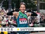 　１位でゴールする青学大のアンカー・小河原陽琉。２年連続８度目の総合優勝を果たした＝東京・大手町