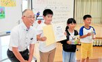 吉田支部長（左）から感謝状を受け取った児童ら＝１８日、湯梨浜町の東郷小