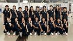 　合宿地のオランダへ出発前に、関西空港でポーズをとる永井友理（前列右から４人目）らホッケー女子日本代表の選手たち＝１１日午前