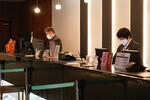 　「花巻温泉」が経営するホテルのフロントで働く従業員＝１１月、岩手県花巻市
