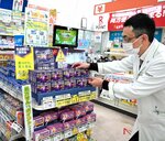 花粉症対策用の医薬品が陳列されている売り場＝７日、鳥取市古海のドラッグストアエース・スーパーモール鳥取店