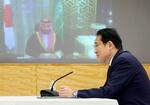 　サウジアラビアのムハンマド皇太子とオンラインで会談する岸田首相＝２１日午後、首相官邸（内閣広報室提供）
